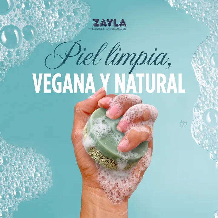 Anuncio "Piel limpia, vegana y natural": mano con el mismo jabón y espuma sobre fondo turquesa con burbujas